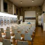 Entriamo e visitiamo la galleria partendo dagli spazi al piano terra, adibiti solitamente a sala conferenze